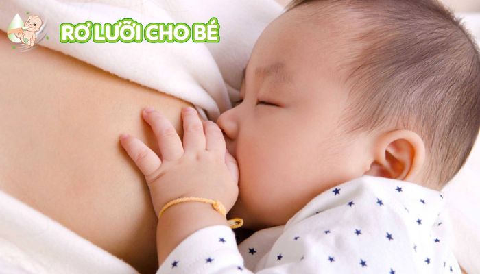 bé có thể bị nấm lưỡi do lây từ mẹ bị nấm ti