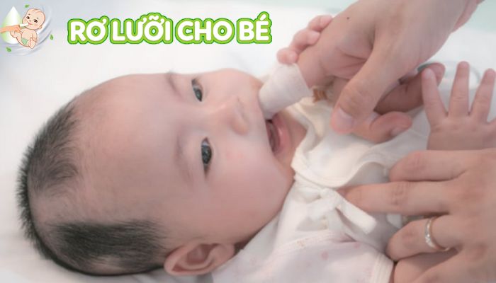 Cách rơ lưỡi cho trẻ sơ sinh