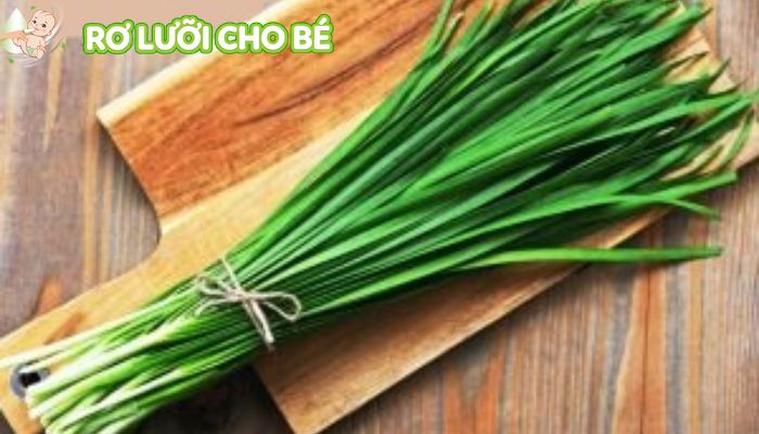 đánh tưa lưỡi cho trẻ sơ sinh bằng lá hẹ