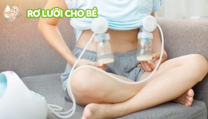 mẹ vắt bình sữa giúp tránh lây nấm từ bé sang mẹ