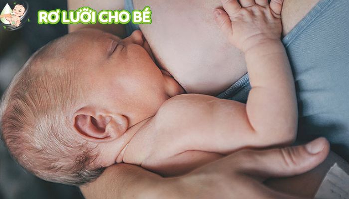 nấm lưỡi ở bé có thể lây sang ti mẹ khi ti sữa