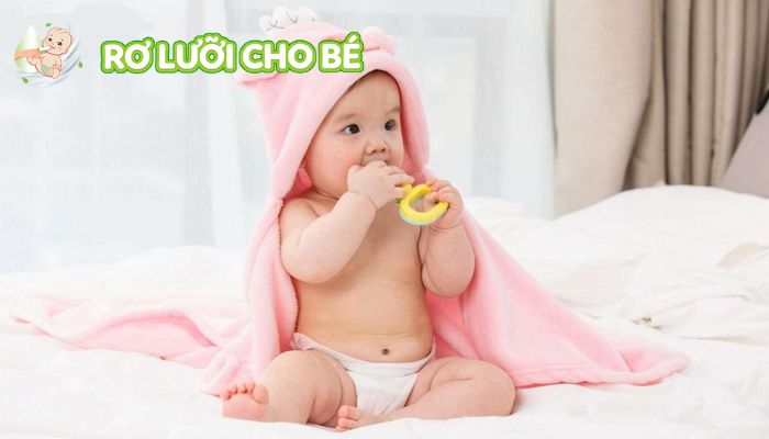 tưa lưỡu có thể cho qua các bé khi mút ngậm đồ chơi