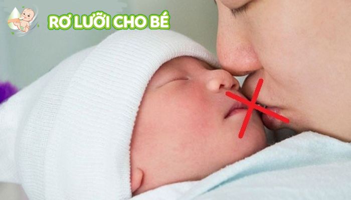 Không ôm hôn bé tránh vi khuẩn lây lan qua đường miệng