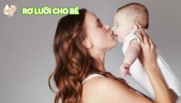 Người lớn nên tránh ôm hôn trẻ vì dễ lây bệnh sang cho bé