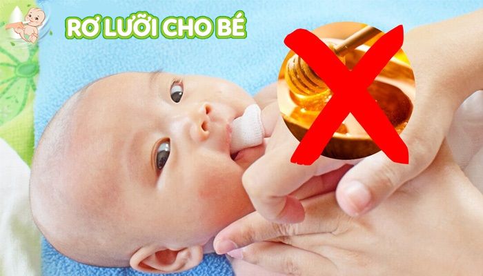 thận trọng khi rơ lưỡi bằng mật ong cho bé